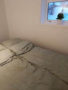 Postel nebo postele na pokoji v ubytování Cozy apartment close to downtown