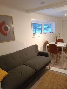 un soggiorno con divano e tavolo di Cozy apartment close to downtown a Tromsø