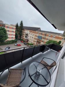 Un balcón con dos sillas y una mesa en un balcón. en Popas Carolina Alba Iulia, en Alba Iulia