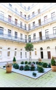 un edificio con un patio con un árbol. en Bp Central Home, en Budapest