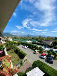 a view of a parking lot with cars parked at Relax fra il mare e le Alpi Apuane a Casa Gabri in Marina di Carrara