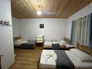 Rúm í herbergi á Mikel Center Theth Guesthouse