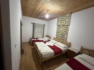 Rúm í herbergi á Mikel Center Theth Guesthouse