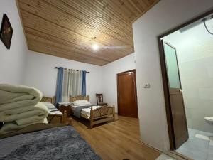 Rúm í herbergi á Mikel Center Theth Guesthouse
