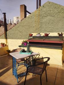 una mesa y sillas en la azotea en Cute Home en Buenos Aires