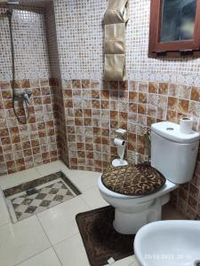 y baño con aseo y ducha. en Marrakech golf city, en Marrakech