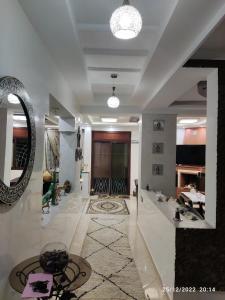 sala de estar con espejo y chimenea en Marrakech golf city, en Marrakech