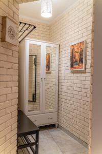 a room with a white brick wall with a window at Apartament Fotografa in Polanica-Zdrój