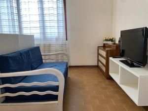 ein Wohnzimmer mit einem Sofa und einem TV in der Unterkunft B&B Le Rose in Villafranca Padovana