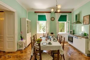 Kuchyň nebo kuchyňský kout v ubytování Holiday home Villa Mare
