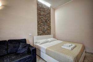 ミラノにあるMilanRentals - Lecco 11 Apartmentの小さなベッドルーム(ベッド1台、ソファ付)