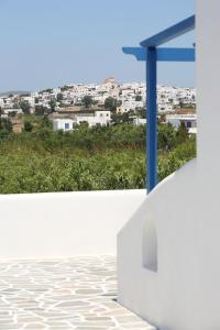 Ein Balkon oder eine Terrasse in der Unterkunft Paros Inn Seafront