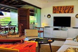 TV a/nebo společenská místnost v ubytování Ykutiba Imbassai H101 - apt vista rio e mar