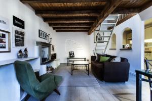 sala de estar con escalera, sofá y sillas en MilanRentals - Ripa Apartment, en Milán