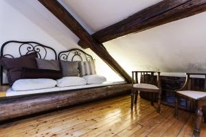 ein Sofa in einem Zimmer mit Holzboden in der Unterkunft MilanRentals - Ripa Apartment in Mailand