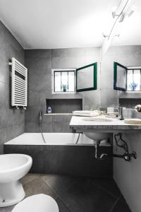 ein Badezimmer mit einer Badewanne, einem Waschbecken und einem WC in der Unterkunft MilanRentals - Ripa Apartment in Mailand