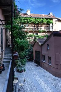 Aussicht vom Balkon eines Gebäudes in der Unterkunft MilanRentals - Ripa Apartment in Mailand