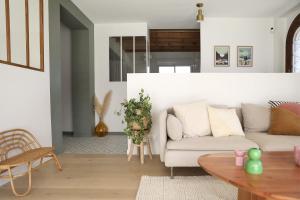 a living room with a couch and a table at Chambres dans maison familiale à Plougastel Dalouas, à 20 minutes de Brest in Plougastel-Daoulas