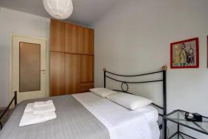 ミラノにあるMilanRentals - Lotto Apartmentのベッドルーム(大きな白いベッド1台、ガラスのテーブル付)