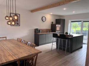 a kitchen and dining room with a wooden table at Ferienhaus „de Fofftein“ in Bockhöft in Ellingstedt