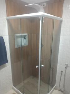 y baño con ducha y puerta de cristal. en Apartamento ao lado do metro da Cinelândia e Consulado Americano en Río de Janeiro