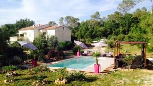 Taman di luar La Bastide de l'Issole