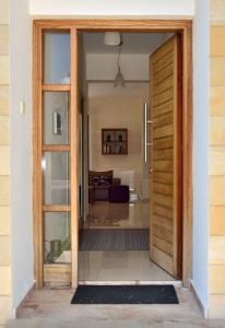 drzwi prowadzące do pokoju z salonem w obiekcie Villa Aris w mieście Ayios Theodhoros