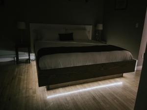 una camera con un grande letto e pavimenti in legno di Northside School Bed & Breakfast a Bonners Ferry