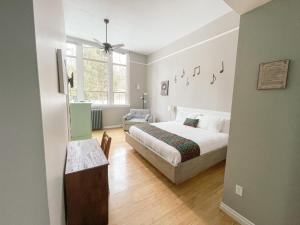 - une chambre avec un lit et une fenêtre dans l'établissement Northside School Bed & Breakfast, à Bonners Ferry