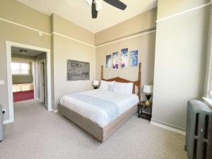 een slaapkamer met een bed en een plafondventilator bij Northside School Bed & Breakfast in Bonners Ferry