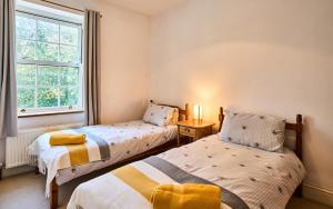 Katil atau katil-katil dalam bilik di Nature Charm & Fruit Delights, multi-generation celebratory home -Try, Relax, Repeat - Sellindge