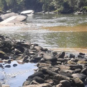 un groupe de rochers sur le bord d'une rivière dans l'établissement Casa de temporada, à Resende