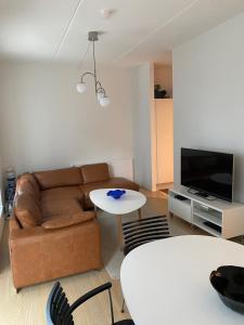uma sala de estar com um sofá e uma mesa em Stjernepladsen em Aalborg