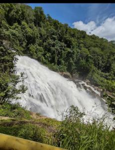 een waterval aan de kant van een berg bij Casa de temporada in Resende