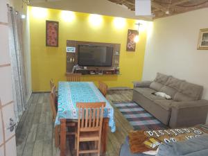 - un salon avec un canapé et une table dans l'établissement Casa de temporada, à Resende