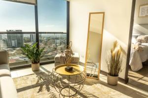Balkón nebo terasa v ubytování Rooftop Jacuzzi - 18th Floor Apt City View