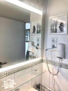 baño con espejo grande y lavabo en Villa Imme, en Timmendorfer Strand