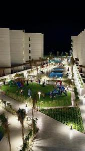um parque à noite com pessoas e uma piscina em منتجع بورتو سعيد em `Ezbet Shalabi el-Rûdi