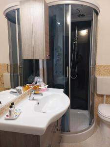 een badkamer met een wastafel en een douche bij La Sebastiana in Porto Torres