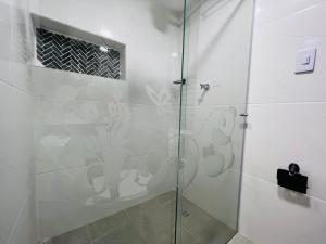 bagno con doccia e porta in vetro di Aptos La directriz. a Bogotá