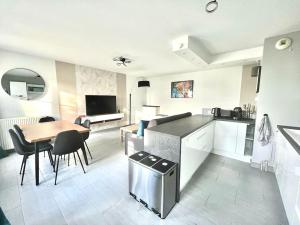 Una cocina y una sala con una mesa y un comedor. en The Place To Be - à 5 min de Disneyland Paris, en Serris 26 fotos más