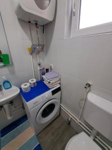 a bathroom with a washing machine and a sink at Apartment West Stara Pazova in Stara Pazova