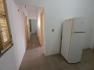 - un réfrigérateur blanc dans une chambre avec couloir dans l'établissement Bom pra ficar, à Limoeiro do Norte