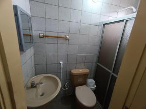 La petite salle de bains est pourvue de toilettes et d'un lavabo. dans l'établissement Bom pra ficar, à Limoeiro do Norte