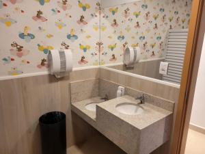 een badkamer met een wastafel en een spiegel bij APTO Thermas Water Park Resort in São Pedro