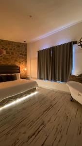 ベルナルにあるSuites Campestres Montebelloのベッドルーム1室(ベッド1台、窓、椅子付)