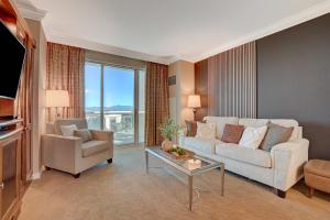 uma sala de estar com um sofá e uma mesa em LUXURIOUS 1 BD/2BTH Premium Suite MGM Signature w/balcony em Las Vegas