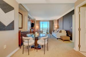 uma sala de estar com uma mesa e cadeiras e um sofá em LUXURIOUS 1 BD/2BTH Premium Suite MGM Signature w/balcony em Las Vegas