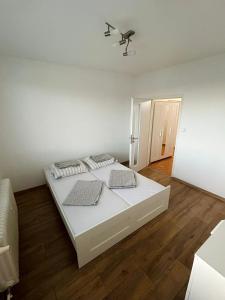 Stropkovにあるplne vybavený 3 izbový apartmánのベッドルーム1室(白い大型ベッド1台付)