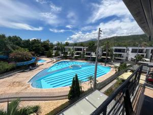 uitzicht op een zwembad in een resort bij Hermoso Apartasol!! cerca Plaza Principal, Aire AC in Santa Fe de Antioquia
